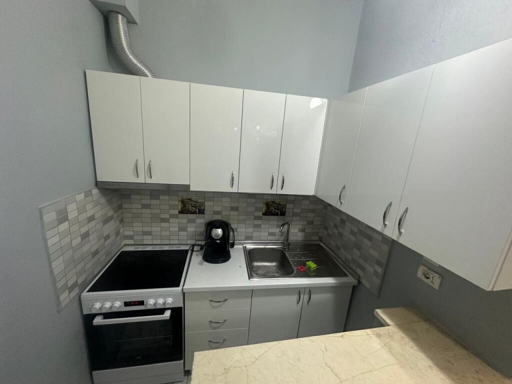 🏠 Rruga Fortuzi jepet me qera kati i I-re i nje shtepie private 1+1,e mobiluar.50,000Leke