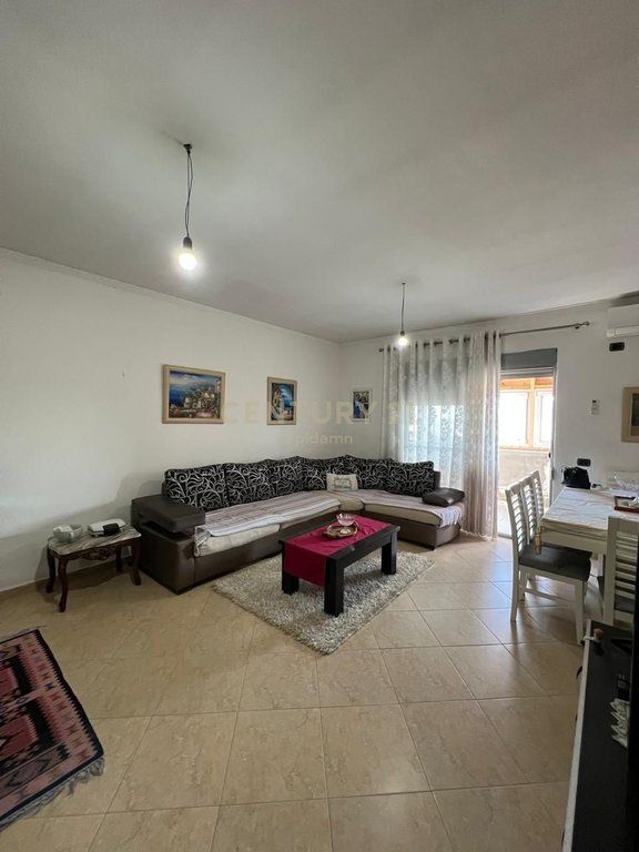 SHITET APARTAMENT 2+1+ VERANDE TE DREJTORIA E POLICISE !