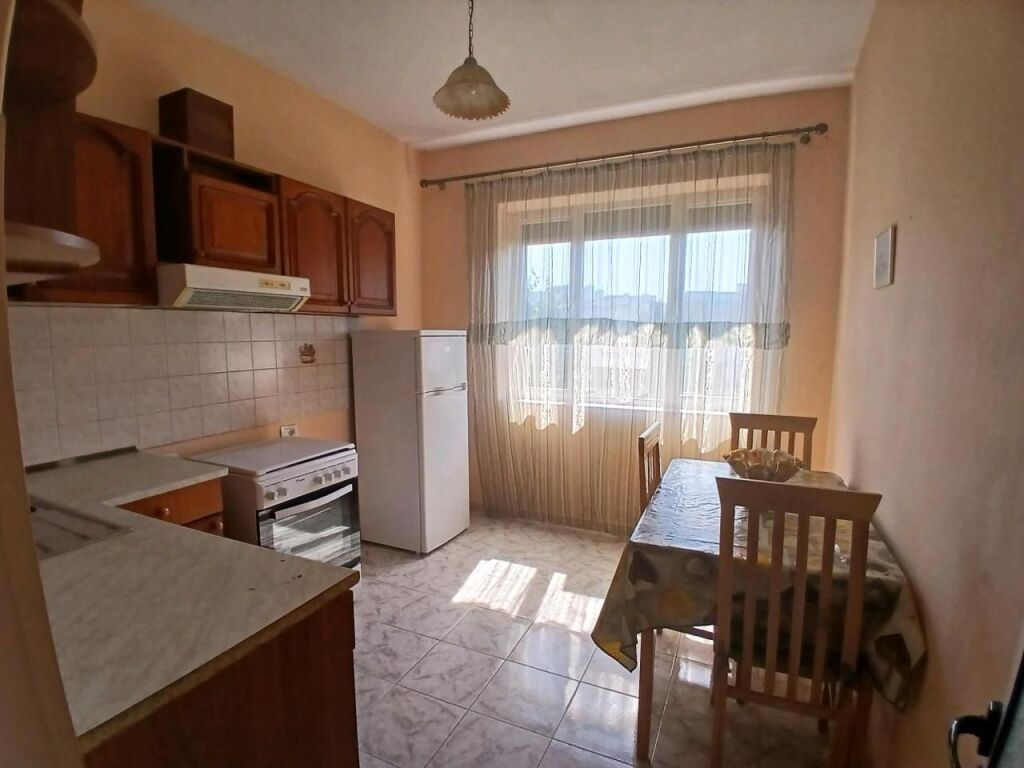 🏢Ne zonen e Brrylit,prane Bar La Vita jepet me qera apartament1+1,i mobiluar. 500Euro