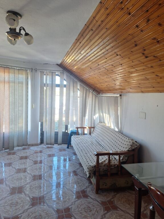 Apartament 1+1 me qera tek Medreseja, vlera 35 000 leke