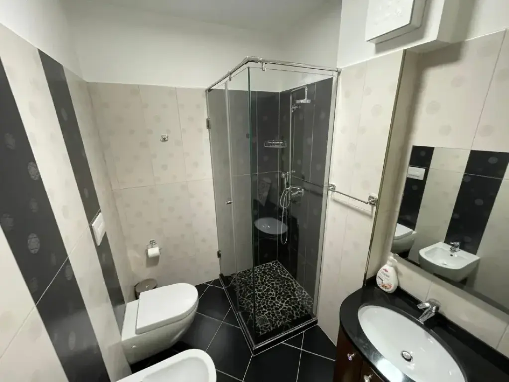 Qera | Apartament 3 + 1 + 2 |Liqeni i Thate | 1000 €/muaj