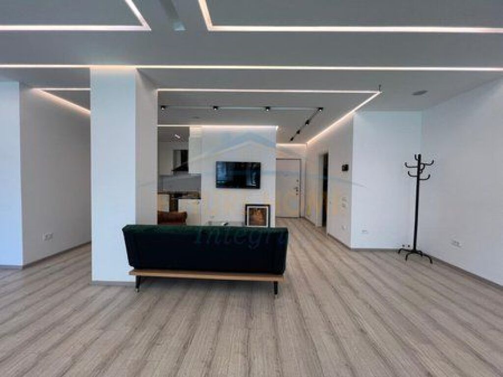 Shitet, Apartament 2+1+2 Ballkone, Bllok, Tiranë.