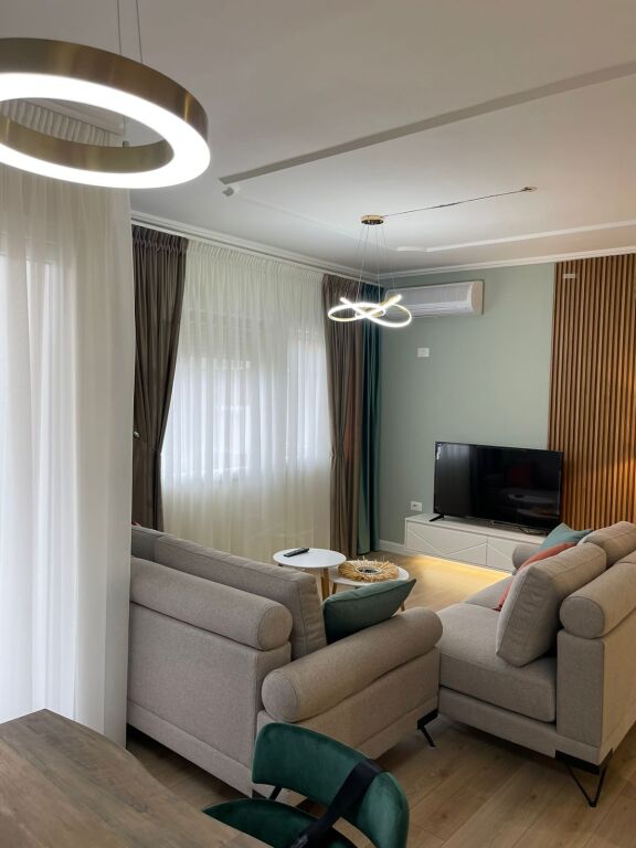 Jepet  me qera apartament  2 +1+2  Kristal centërr