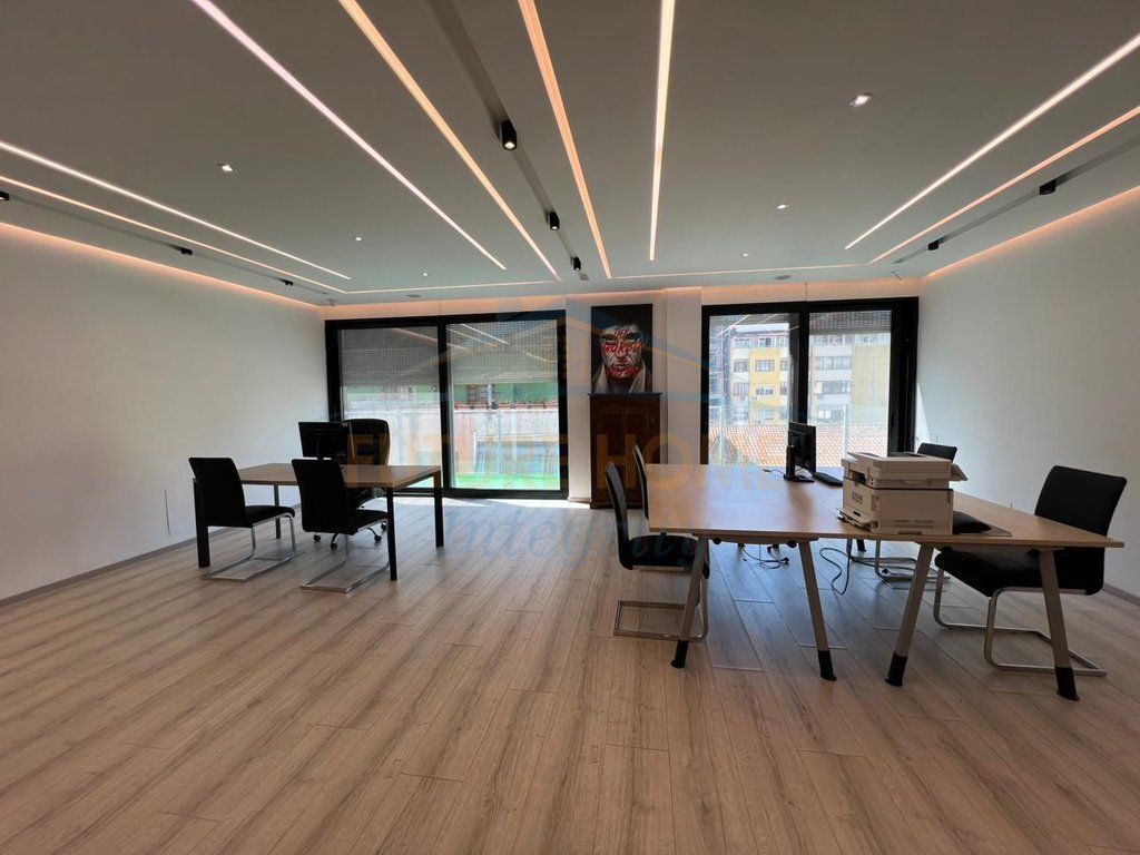 Shitet, Apartament 2+1+2 Ballkone, Bllok, Tiranë.