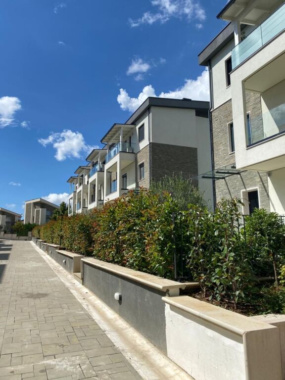 Shitet, Triplex 4+1+3+4 Poste Parkimi, Grey Stone Residence , Liqeni i Thatë