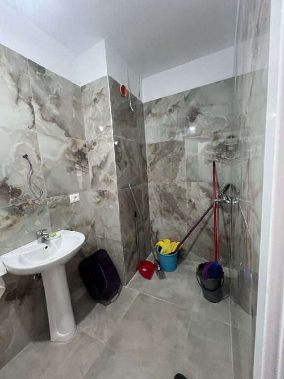 Shitet apartament modern 2+1+2, i pozicionuar në katin e 2-të të një pallati të ri, ndërtim i vitit 2025, tashmë i banueshëm.