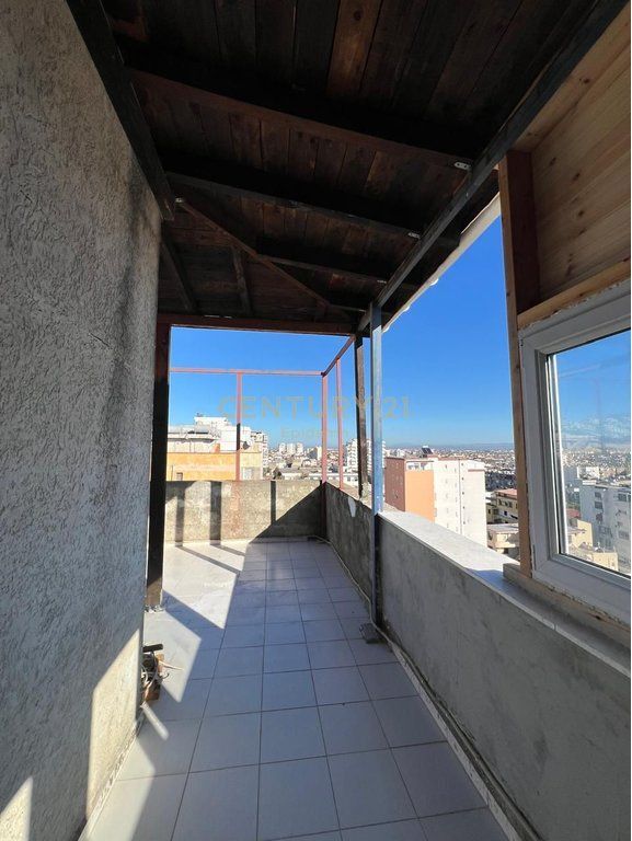 SHITET APARTAMENT 2+1+ VERANDE TE DREJTORIA E POLICISE !