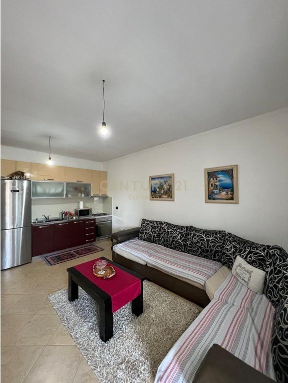 SHITET APARTAMENT 2+1+ VERANDE TE DREJTORIA E POLICISE !