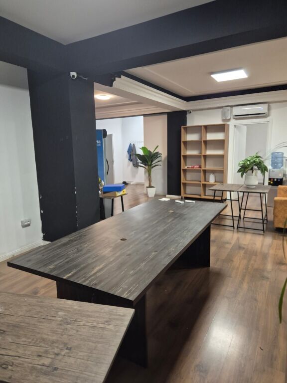 Locale in affitto - Via Kavaja