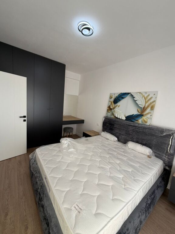 🏡 Shitet Apartament 1+1 | Shkëmbi i Kavajës, përballë Hotel Belavista