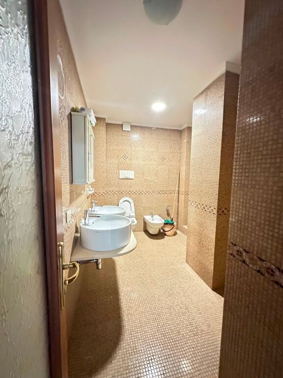 Jepet me Qera ,Apartament 3+1+2, Bosh ,ne qender