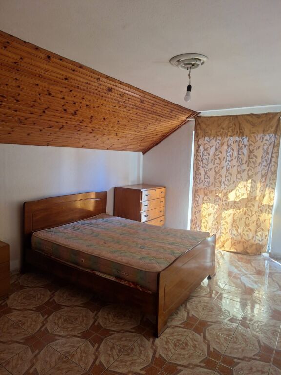 Apartament 1+1 me qera tek Medreseja, vlera 35 000 leke