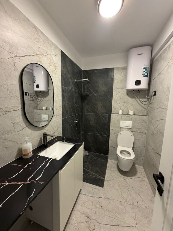 🏡 Shitet Apartament 1+1 | Shkëmbi i Kavajës, përballë Hotel Belavista