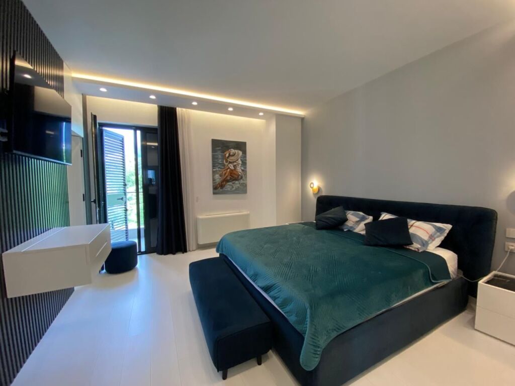 Shitet, Triplex 4+1+3+4 Poste Parkimi, Grey Stone Residence , Liqeni i Thatë