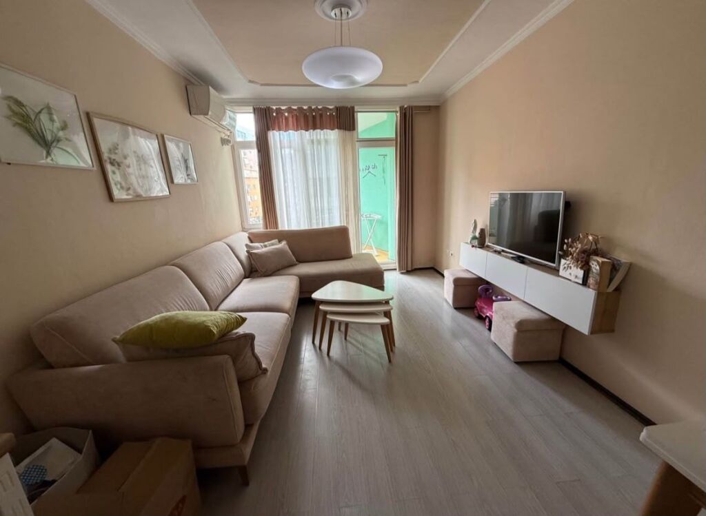 Jepet me qira apartament 2+1 te Komuna e Parisit