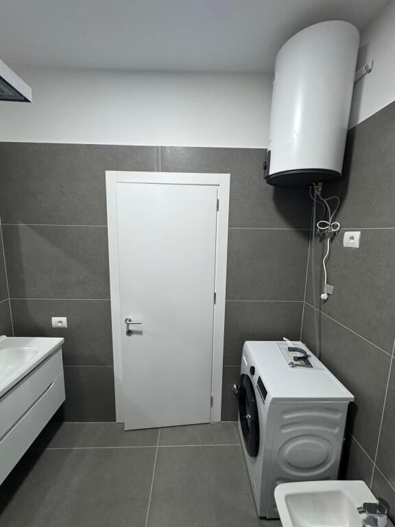 For rent 1+1 apartment (70 m2) newly furnished, in a newly completed building, opposite Amerikan 3, at the Golden Park 3 residence. The apartment is located on the 3rd floor with elevator. Price: 500,000 old lek/month. With parking space: 550,000 old lek