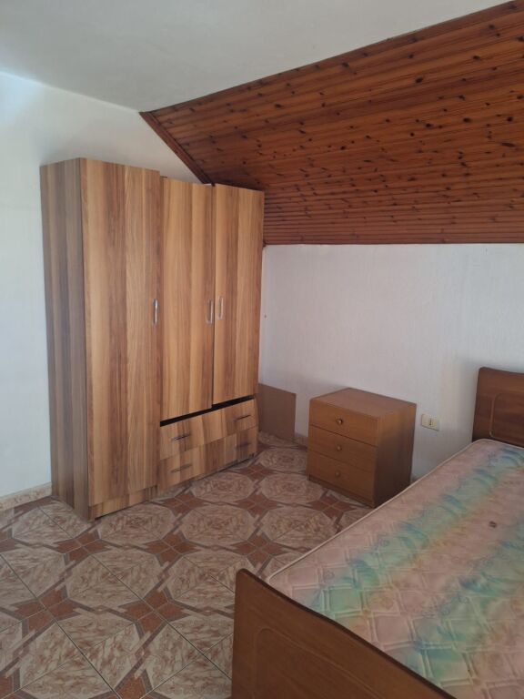 Apartament 1+1 me qera tek Medreseja, vlera 35 000 leke