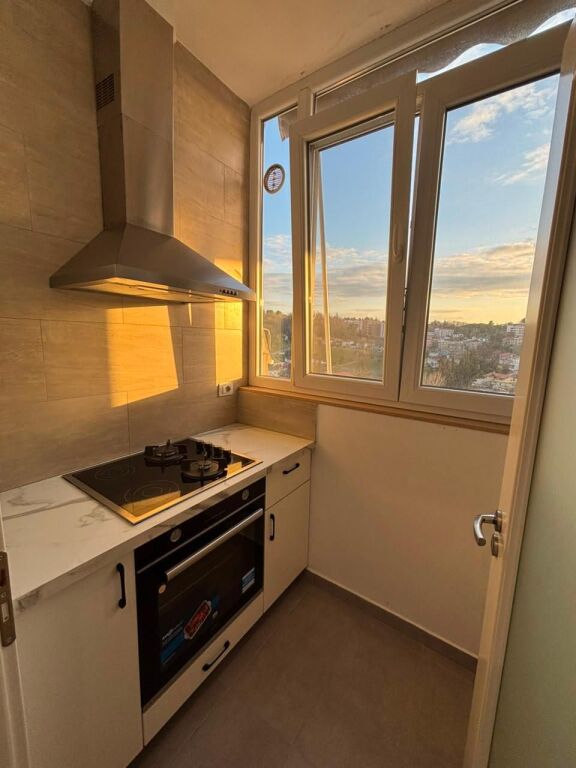 🏡 Apartament 1+1, 53m², i rinovuar totalisht dhe i mobiluar. 📍 Te Vilat Gjermane, 5 min nga Universiteti i Ekonomikut. 💰 45.000 Lek/muaj.