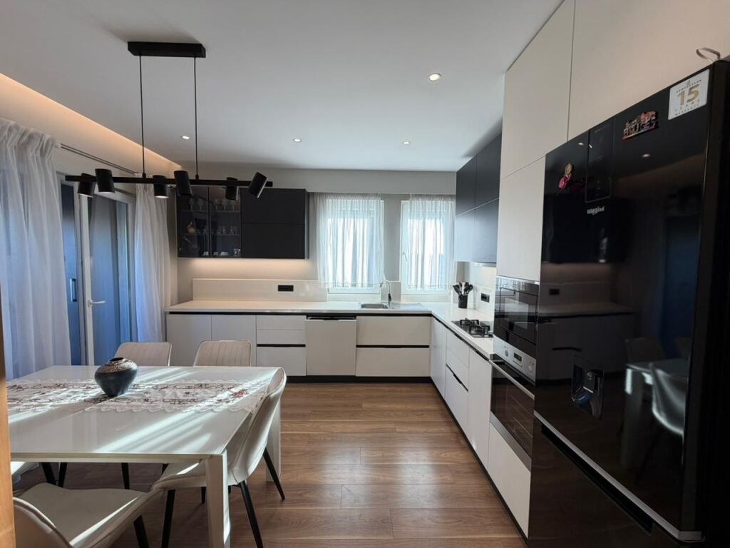 🏡 Duplex 3+1 apartment for rent in the 5 Maj area 💰 70,000 lekë /month