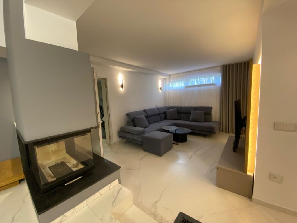 Shitet, Triplex 4+1+3+4 Poste Parkimi, Grey Stone Residence , Liqeni i Thatë
