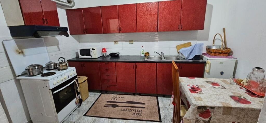 Jepet me qera apartament 1+1 te Komuna e Parisit