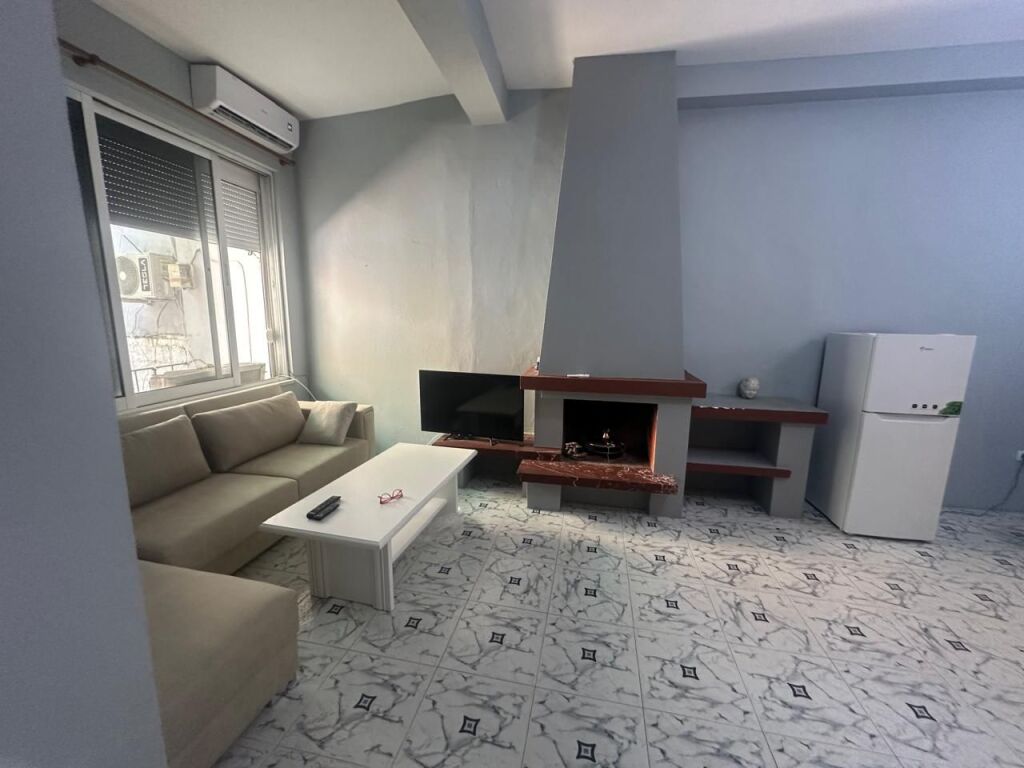 🏠 Rruga Fortuzi jepet me qera kati i I-re i nje shtepie private 1+1,e mobiluar.50,000Leke