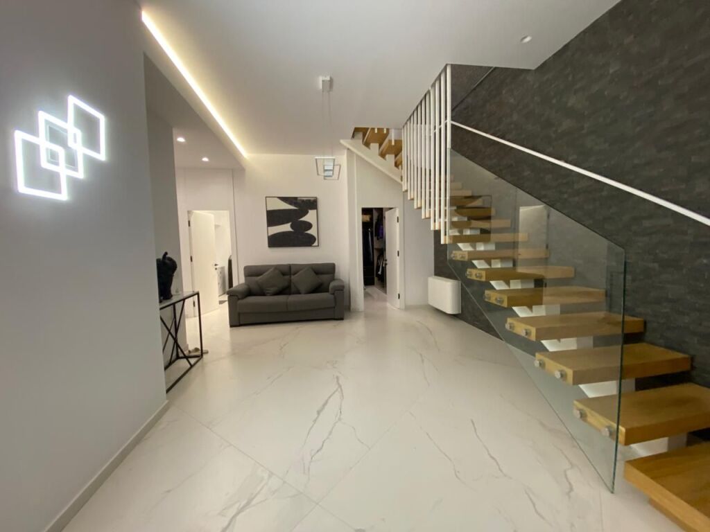 Shitet, Triplex 4+1+3+4 Poste Parkimi, Grey Stone Residence , Liqeni i Thatë