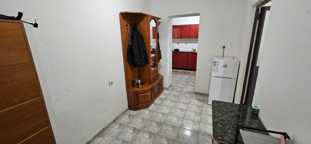 Jepet me qera apartament 1+1 te Komuna e Parisit