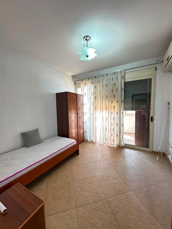 Jepet me Qera ,Apartament 3+1+2, Bosh ,ne qender