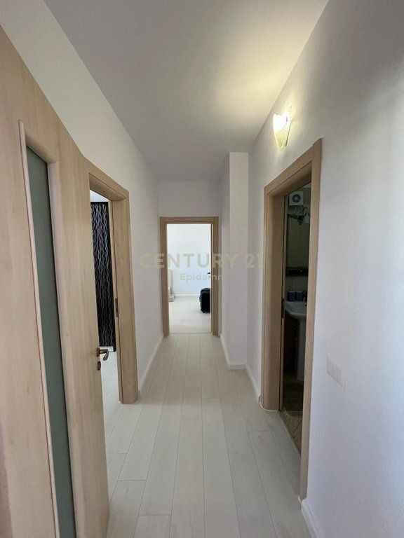 APARTAMENT ME QIRA 2+1+2 DHE GARAZHD PRANE GJYKATES NE DURRES!