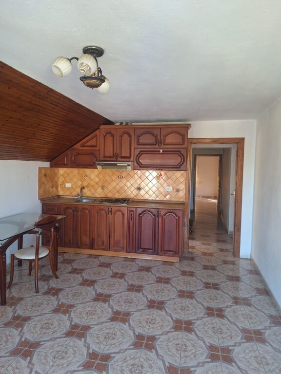 Apartament 1+1 me qera tek Medreseja, vlera 35 000 leke