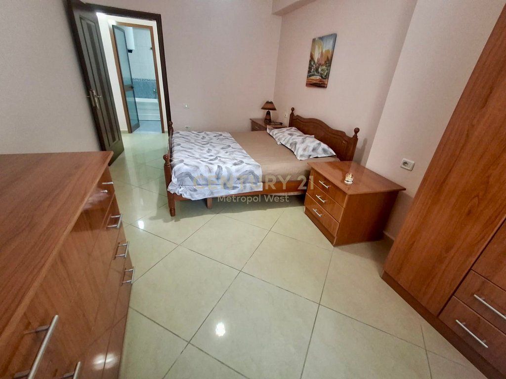 Shitet Apartament 3+1+2 pranë Gjimnazit "Petro Nini", Rr. Margarita Tutulani– Lokacion Elitar!