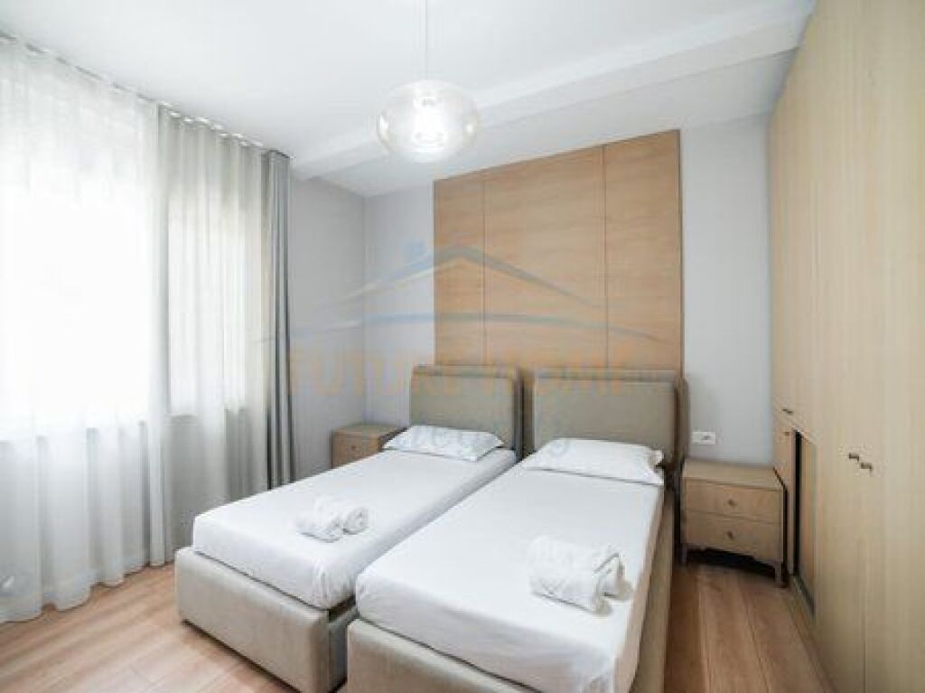 Shitet, Apartament 2+1, Rruga Hoxha Tahsim, Tiranë.