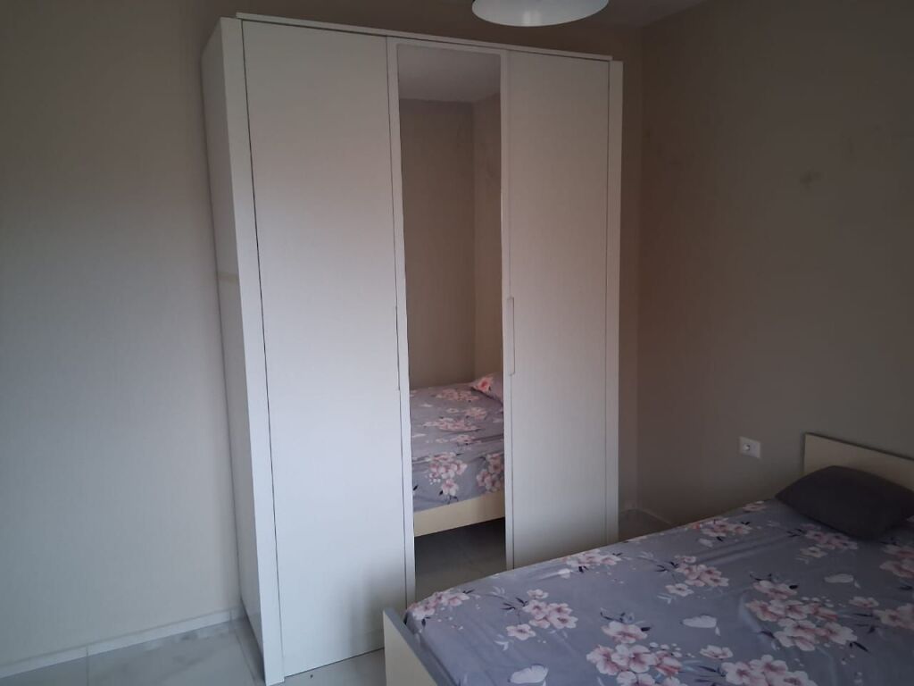 Jepet me Qira Apartament 3+1 në Vilë Private, në katin e 3-të, në Rrugën e Elbasanit, pranë Pallatit të Brigadave, 550 mije leke
