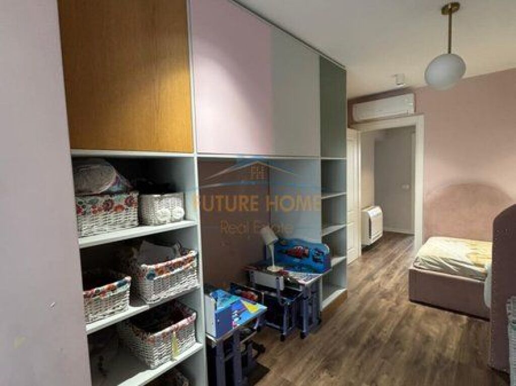 Shitet,Apartament 3+1+2, 21 Dhjetori,Tiranë