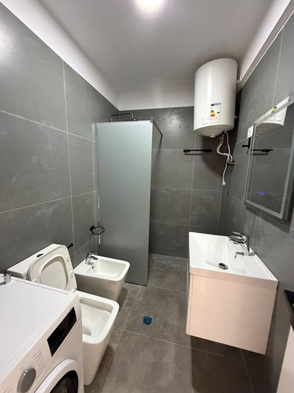 🏡 Shitet Apartament 1+1 | Shkëmbi i Kavajës, përballë Hotel Belavista