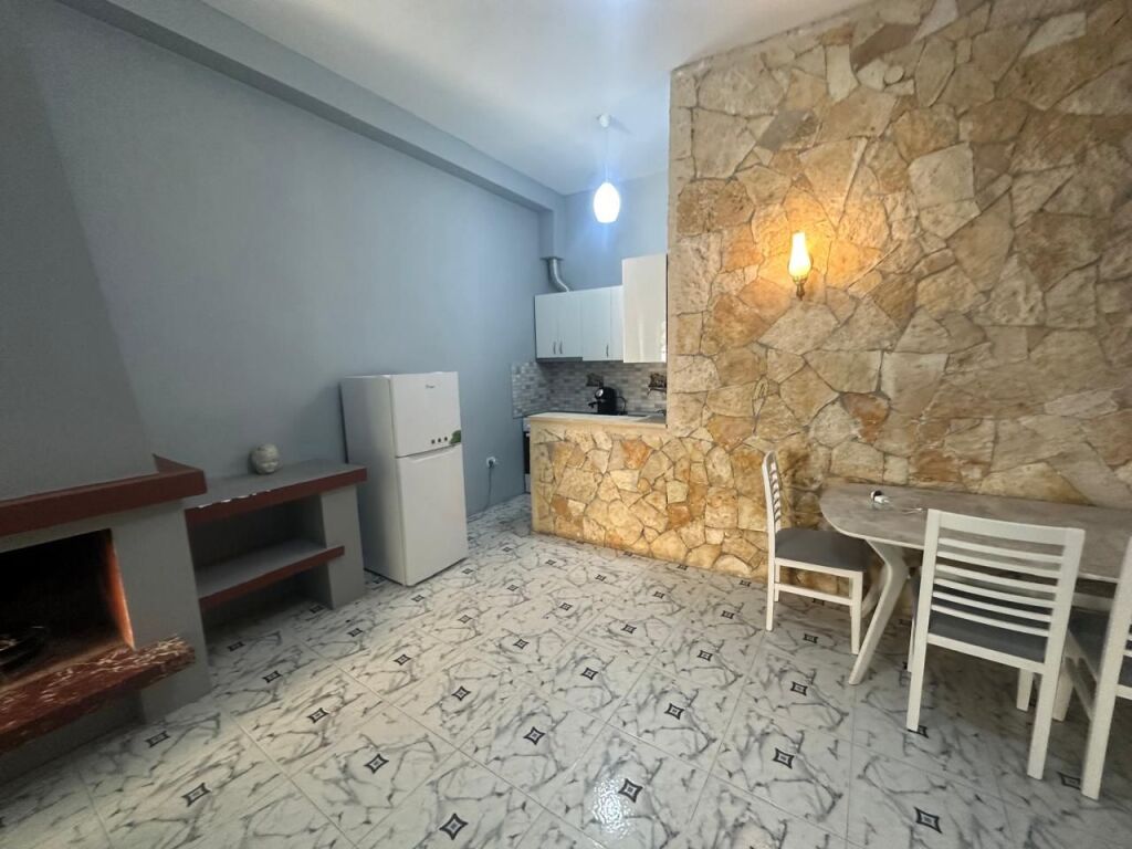 🏠 Rruga Fortuzi jepet me qera kati i I-re i nje shtepie private 1+1,e mobiluar.50,000Leke