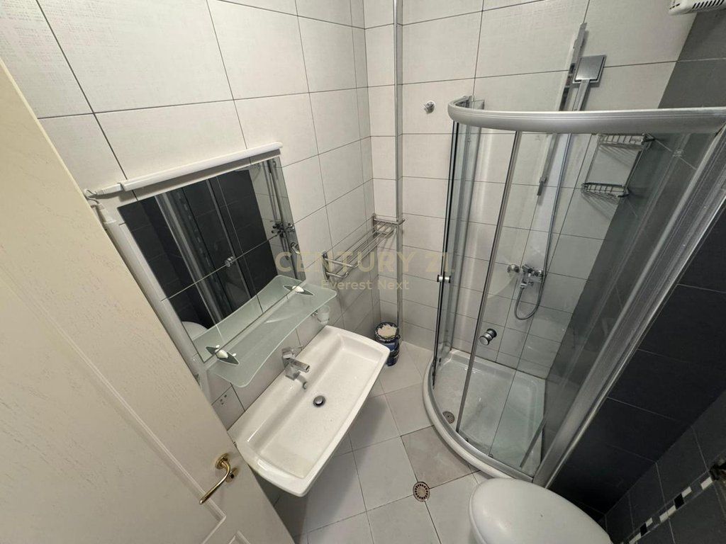 Jepet me Qira Apartament 2+1+2 në Rrugën e Kosovarëve!