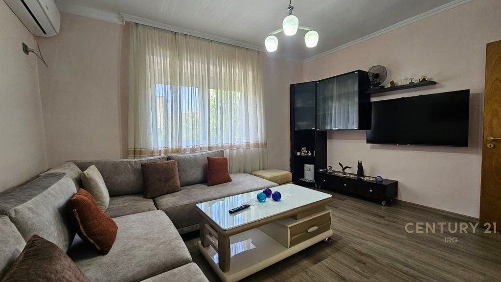 APARTAMENT 2+1 NË SHITJE TEK FUSHA E SPORTIT, ALI DEMI