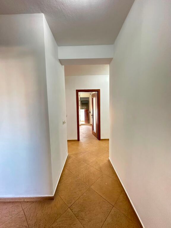 Jepet me Qera ,Apartament 3+1+2, Bosh ,ne qender