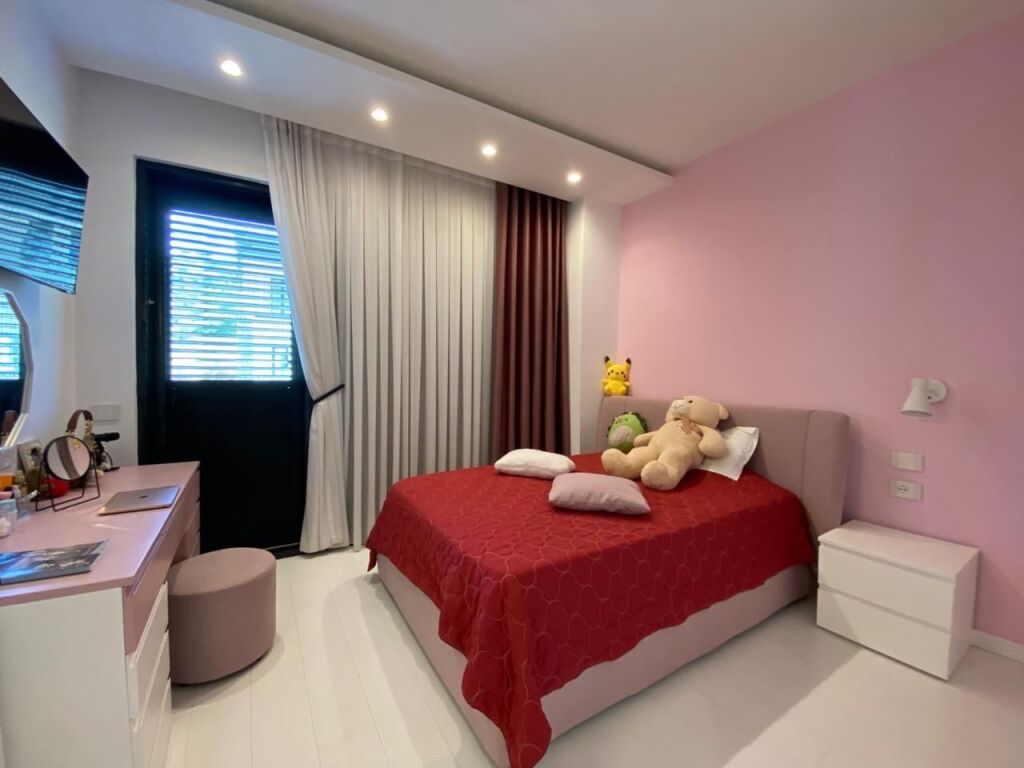Shitet, Triplex 4+1+3+4 Poste Parkimi, Grey Stone Residence , Liqeni i Thatë