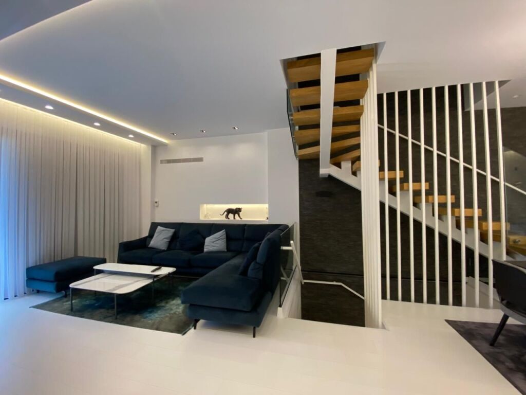 Shitet, Triplex 4+1+3+4 Poste Parkimi, Grey Stone Residence , Liqeni i Thatë