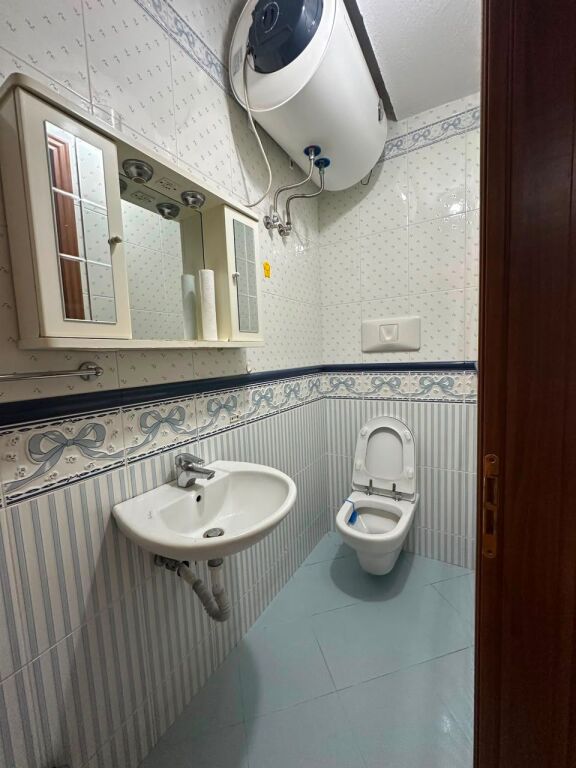 Jepet me Qera ,Apartament 3+1+2, Bosh ,ne qender