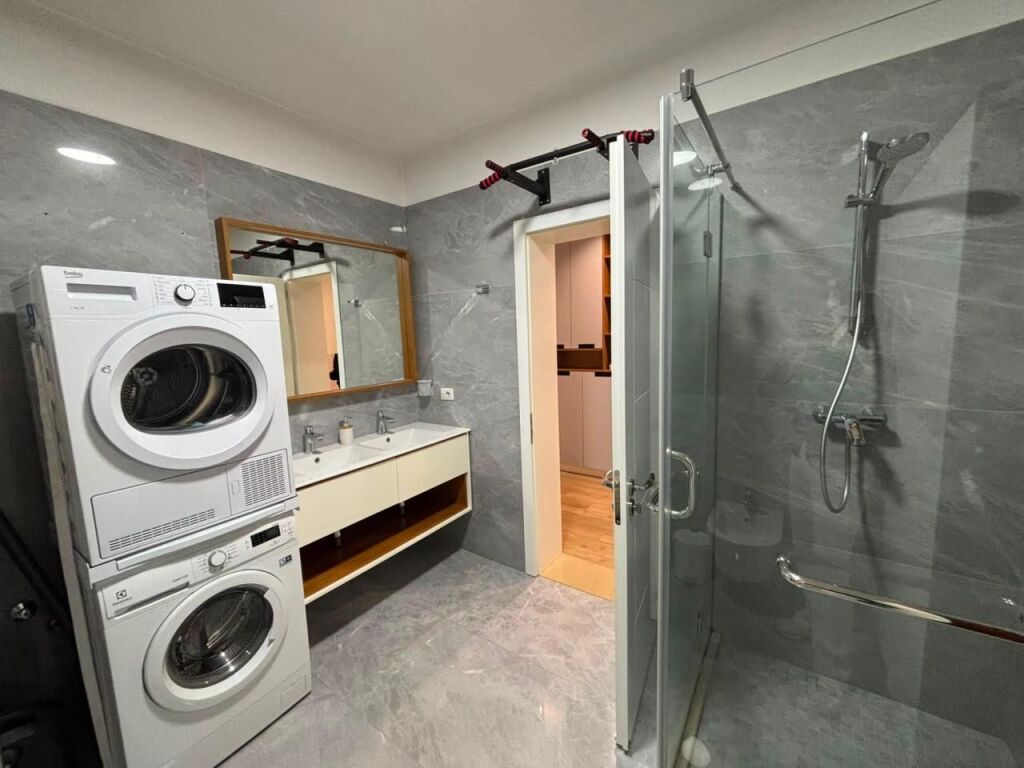 🏡 Apartament 1+1, 53m², i rinovuar totalisht dhe i mobiluar. 📍 Te Vilat Gjermane, 5 min nga Universiteti i Ekonomikut. 💰 45.000 Lek/muaj.