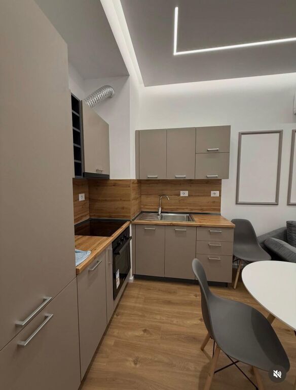 🏢In the Ali Demi area, Rezidenca Kadiu offers for rent a 1+1 apartment, newly furnished. 450 Euro
