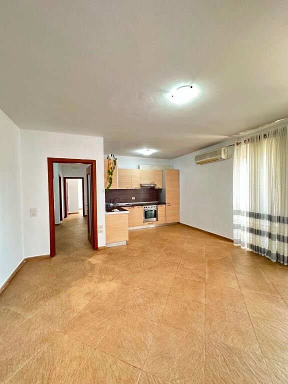 Jepet me Qera ,Apartament 3+1+2, Bosh ,ne qender