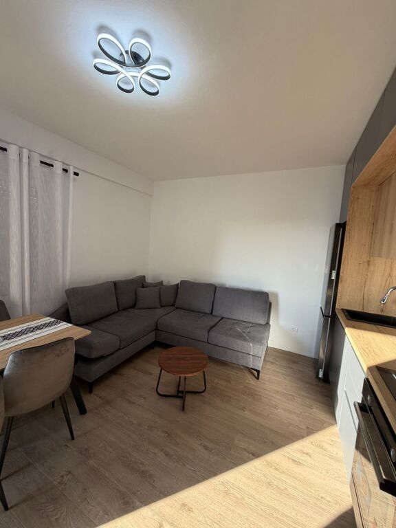 🏡 Shitet Apartament 1+1 | Shkëmbi i Kavajës, përballë Hotel Belavista