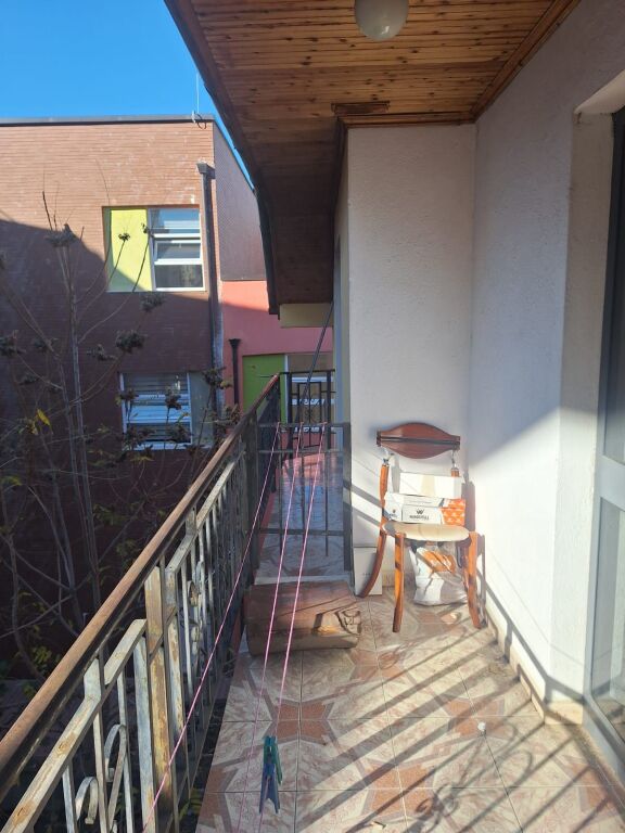 Apartament 1+1 me qera tek Medreseja, vlera 35 000 leke