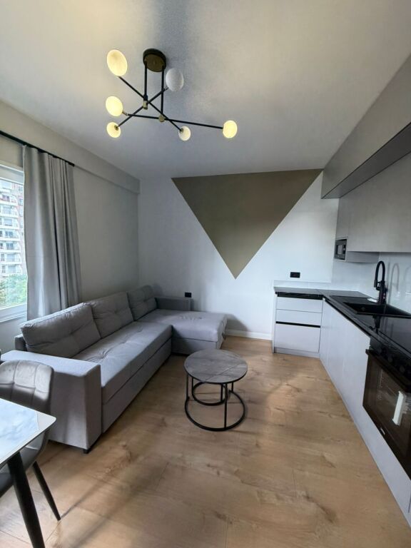 🏡 Shitet Apartament 1+1 | Shkëmbi i Kavajës, përballë Hotel Belavista