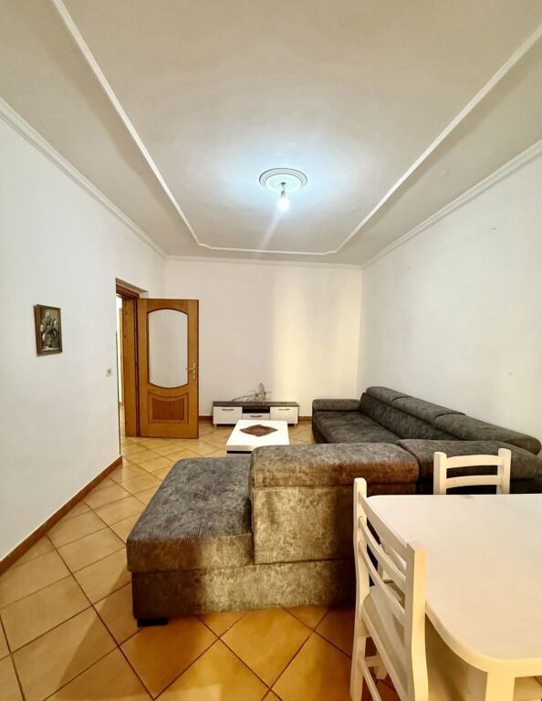 Jepet me qira apartament 2+1 te Kryqëzimi i Brrylit 500 Mije Leke